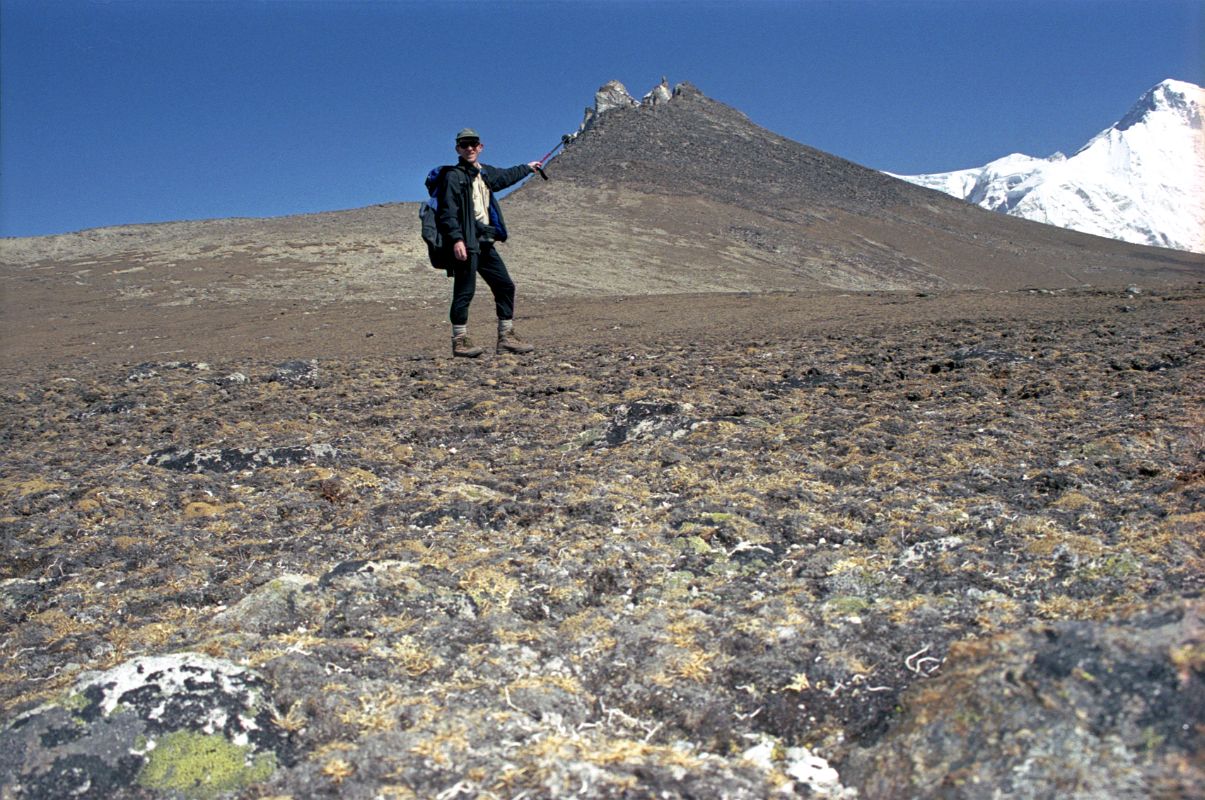 04 Jerome Ryan Pointing At Nameless Fangs North Of Gokyo